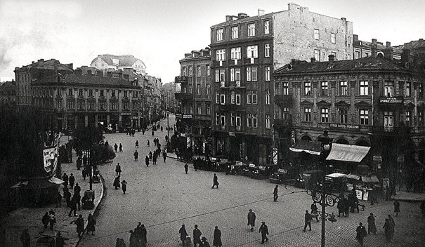 Photo from around 1930 showing a city view with buildings and pedestrians